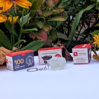 Das Kleine Schweinchen – Lippstädter Jubiläums-Souvenir aus durchscheinendem Resin mit Schlüsselring, mit den Jubiläums-Faltschachteln