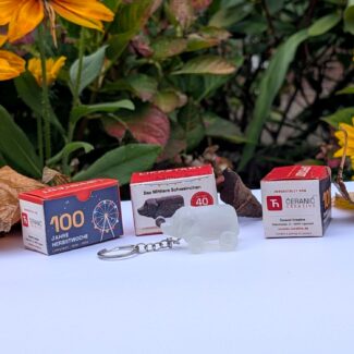Das Mittlere Schweinchen – Lippstädter Jubiläums-Souvenir aus durchscheinendem Resin mit Schlüsselring, mit den Jubiläums-Faltschachteln
